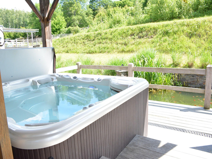 Sport & Beauty 2, Holiday Home in Bievre with Terrace, Namur