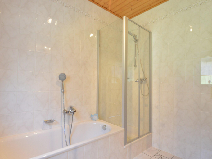Bathroom 3, Familienausflug nach Lirstal, Vulkaneifel