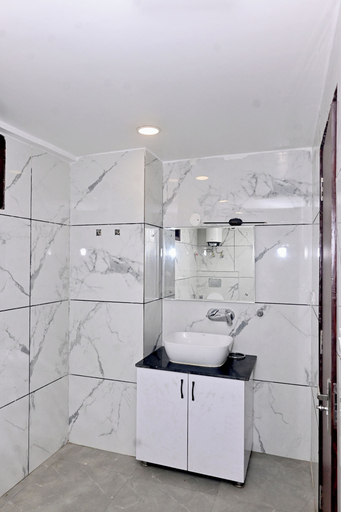 Bathroom 3, Hotel Golden By Admire Stay, Delhi