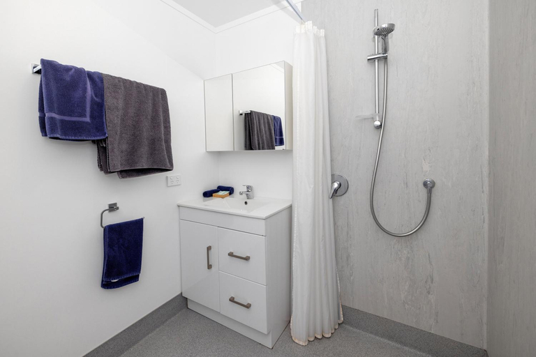 Bathroom 3, Napier Beach Holiday Park and Motel, Napier