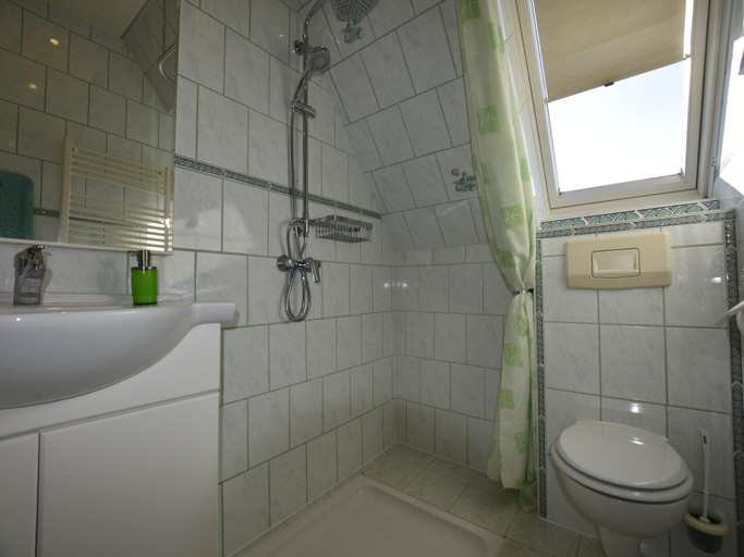 Bathroom 3, Hubsche Wohnung in Kropelin mit eigener Terrasse, Rostock