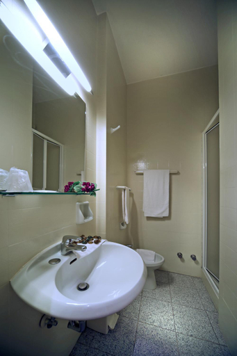 Bathroom 4, Hotel Cristallo Brescia, Brescia