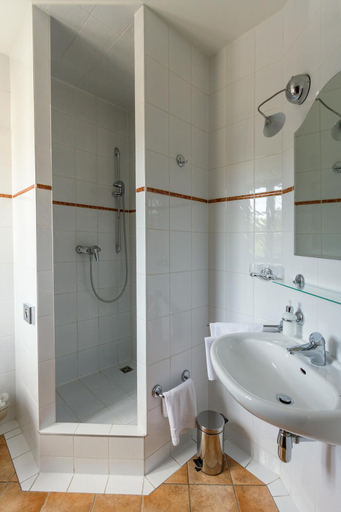 Bathroom 5, Burgschanke & Herberge Goldener Lowe, Nordsachsen