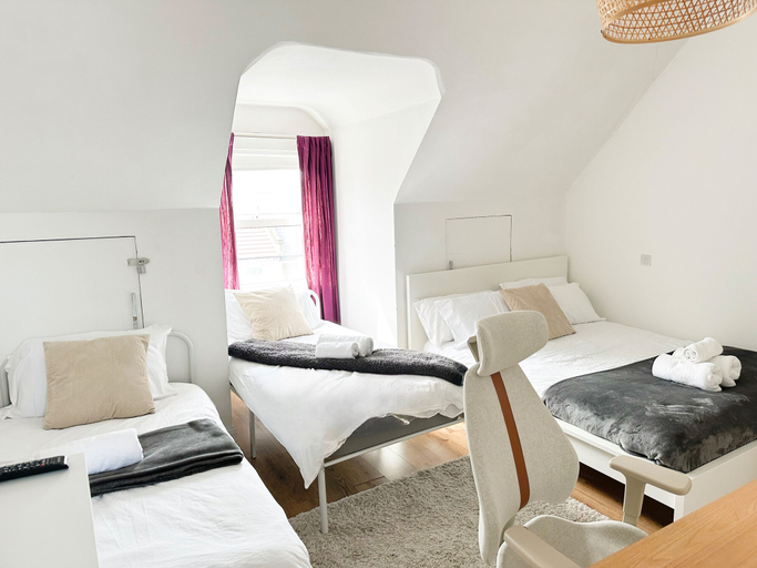 Bedroom 2, 11 Guests - 6min Drive to the Wembley Stadium, London