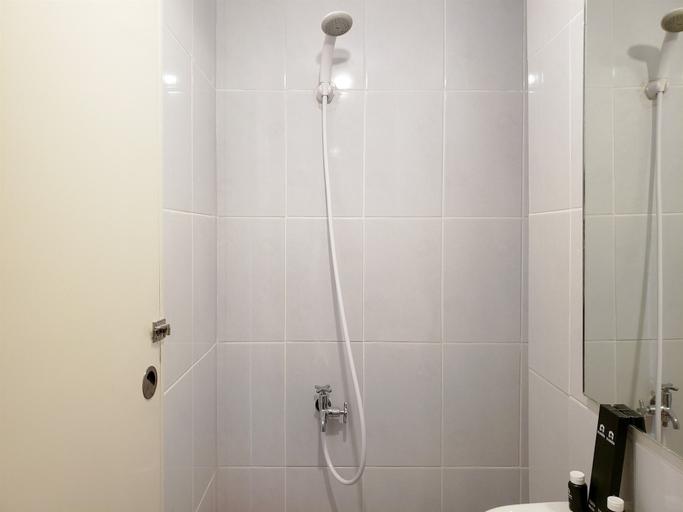 Bathroom 3, New And Homey Studio At Tokyo Riverside Pik 2 Apartment, Tangerang
