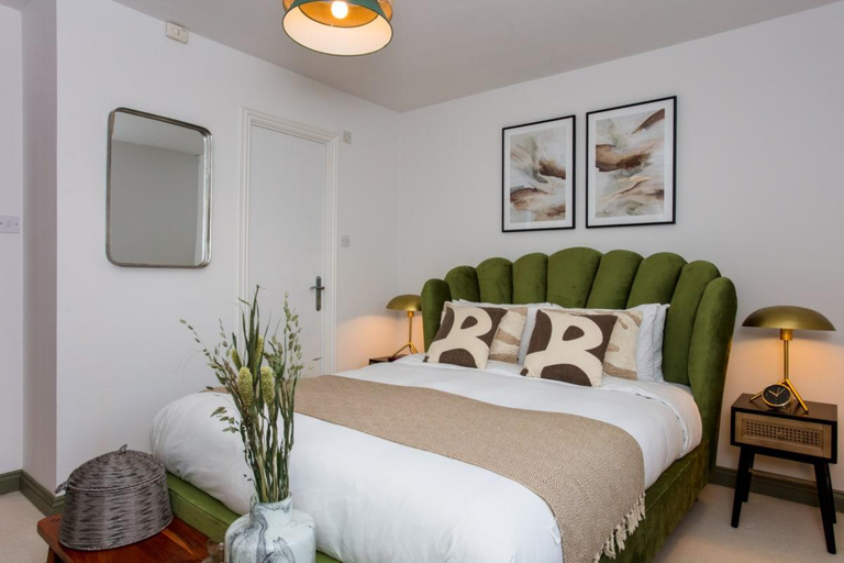 Others 5, The Sparkford Gardens - Lovely 2BDR with Balcony, London
