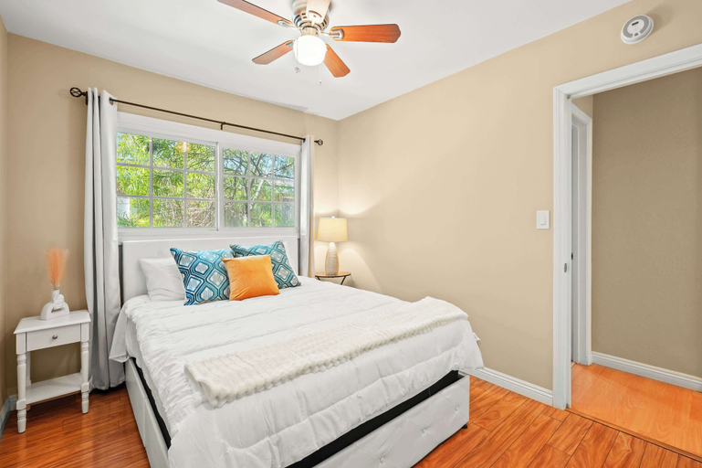 Room 3, Cozy Modern 4B Family Retreat House, San Bernardino