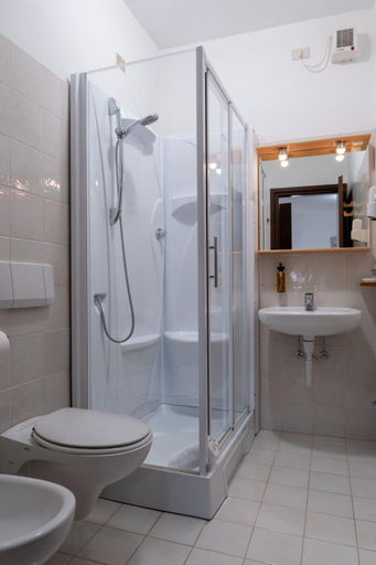 Bathroom 3, Club Hotel Costaverde, Trento