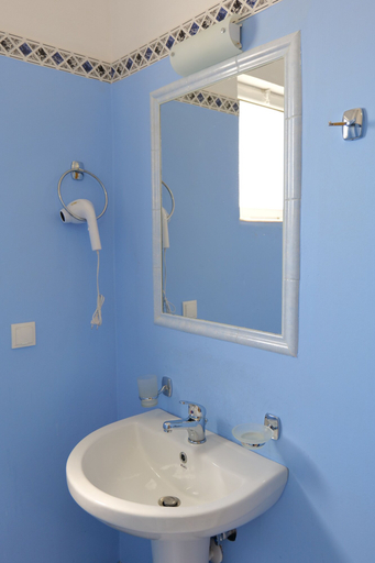 Bathroom 5, Hotel Belle Vue, Sarandës