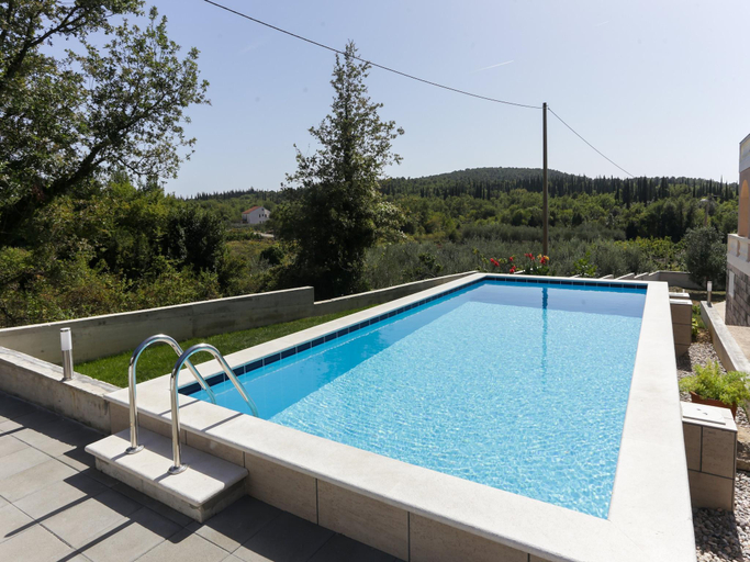 Sport & Beauty 2, Villa Harmonia with patio and shared pool, Konavle