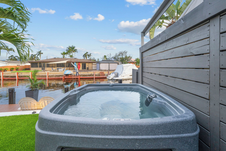 Sport & Beauty, Tropical Waterfront Oasis with Hot Tub Jacuzzi, Broward