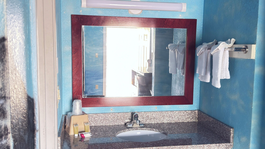 Bathroom 4, Travelodge by Wyndham Jackson I-40 Exit 82, Madison