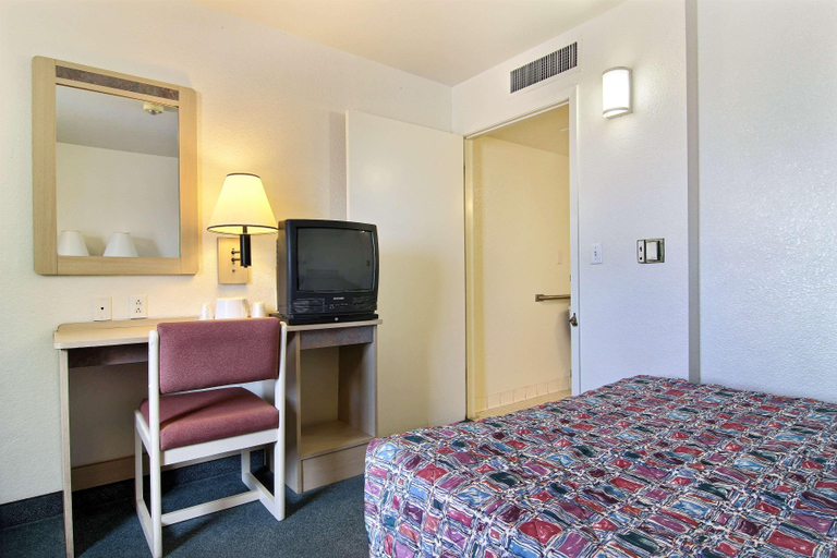 Others, Motel 6 Tucumcari, Quay