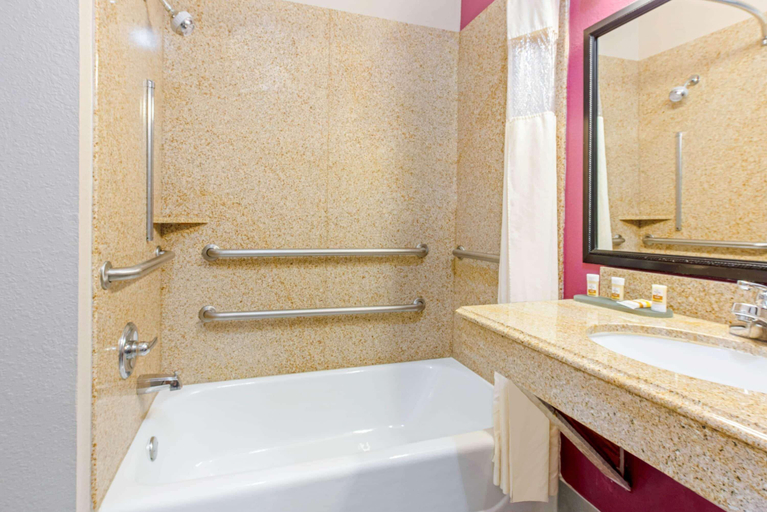 Bathroom 4, La Quinta Inn Suites By Wyndham Winnie, Chambers