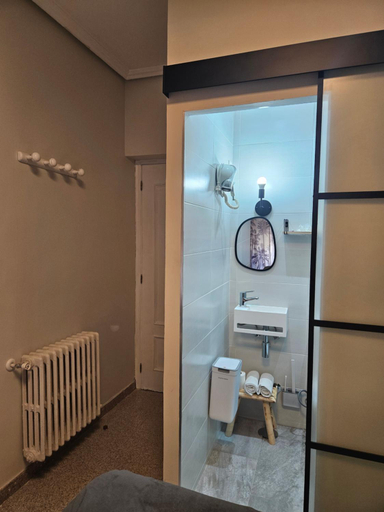 Bathroom 4, Hostal Chelo, Madrid
