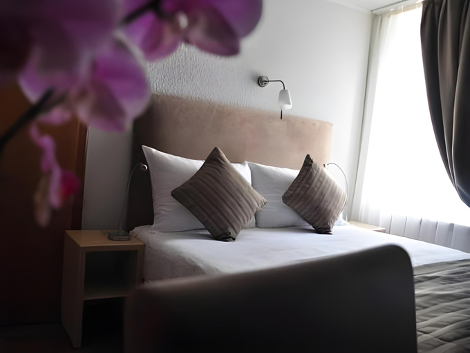 Bedroom 3, Hotel de l'Ange, Nyon