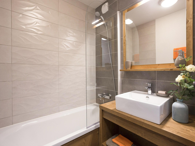 Bathroom, Pet-Friendly Alpine Retreat, Savoie