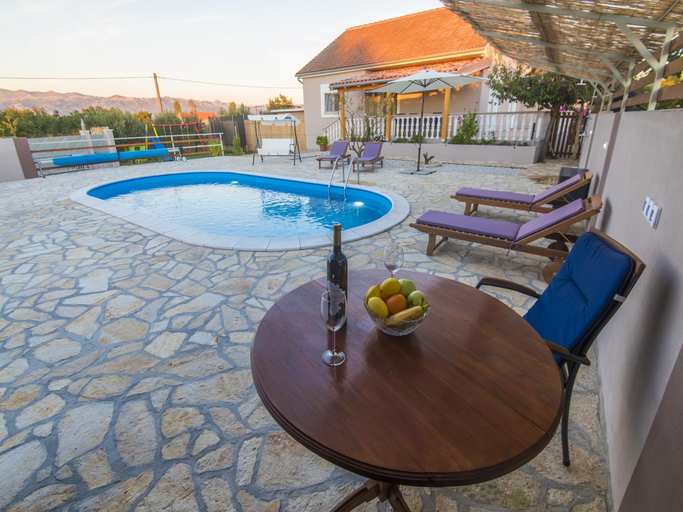 Sport & Beauty 2, Holiday Home near Zadar with Private Pool, Posedarje