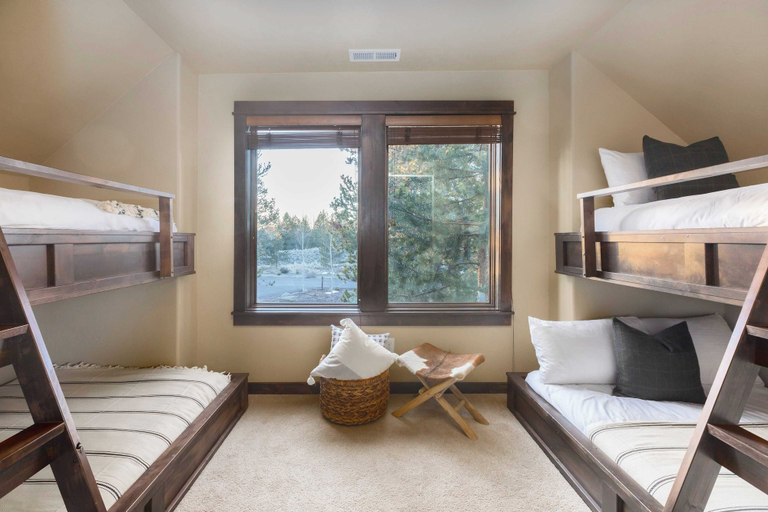 Bedroom 2, Klamath by Avantstay Premier Lakeside Cabin w/ Spa, Fire Pit & Lake Views, Deschutes