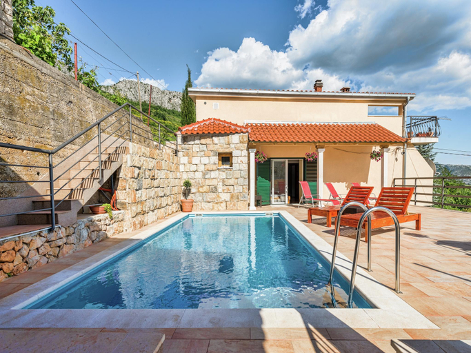 Sport & Beauty 2, Villa in Solin with Private Pool and Garden, Klis
