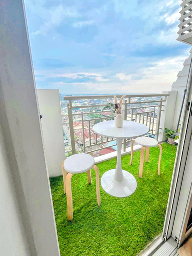 Others 2, Zinnia Towers 1BR Condo with PS4 Karaoke Netflix & Swimming Pool, Quezon City