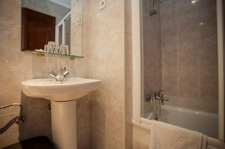 Bathroom 4, Hostal Bermejo, Madrid