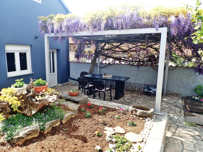 Others 2, Apartment in Maslenica with Sea View, Jasenice