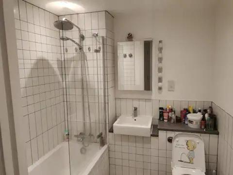 Others 5, Canary Wharf Homestay, London