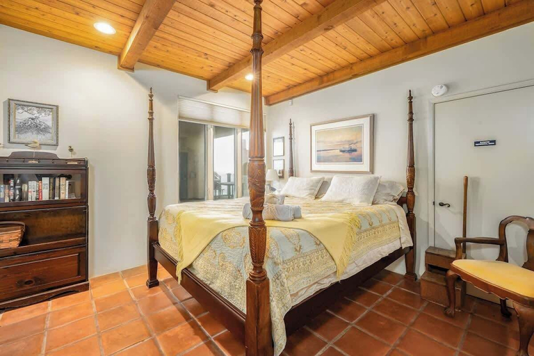 Room 3, 4 Bedroom With Pool in Oceanside, San Diego
