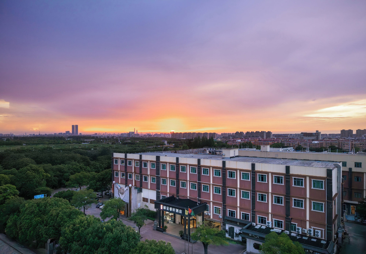 Exterior & Views