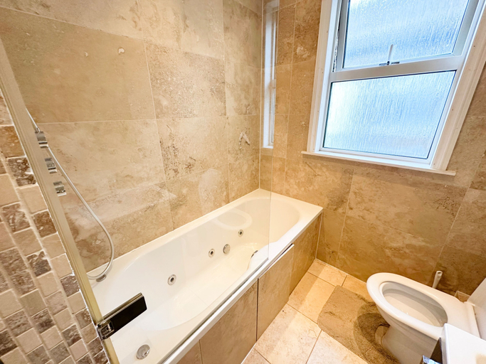 Bathroom 4, 11 Guests - 6min Drive to the Wembley Stadium, London