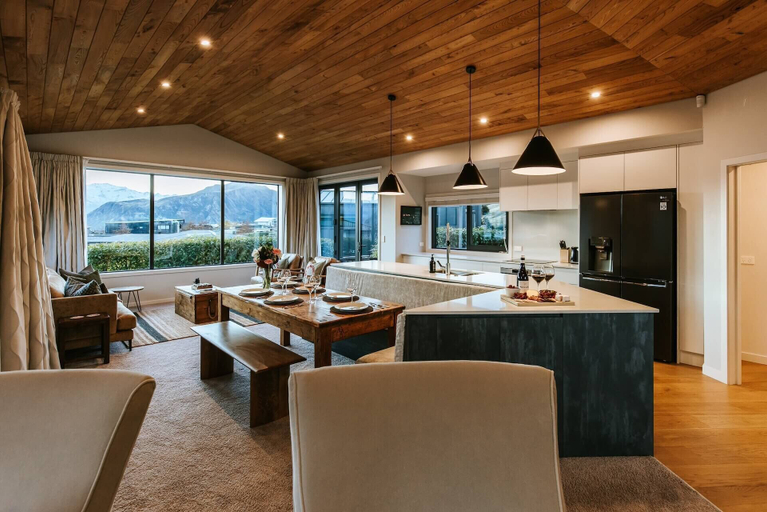 Food & Drinks, Te Moana - Lake Views - Sleeps 7, Queenstown-Lakes