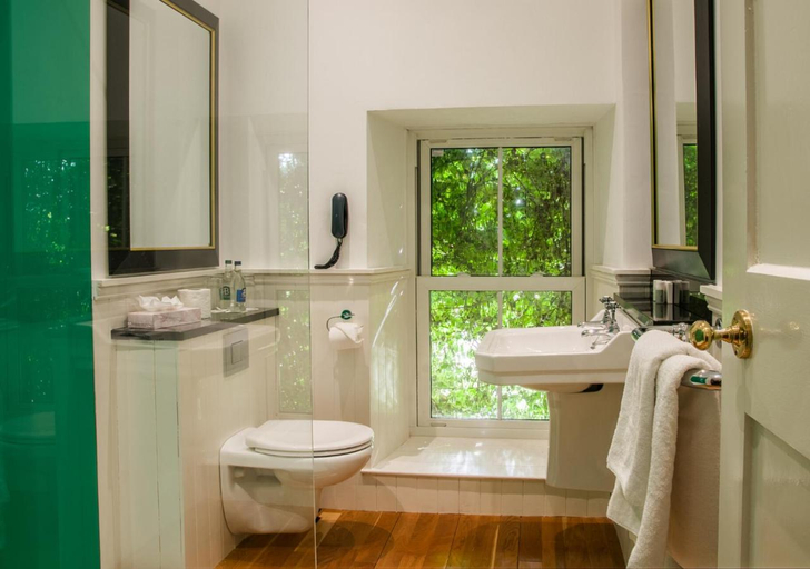 Bathroom 5, The Dunraven, Adare