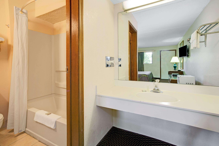 Bathroom 4, Super 8 By Wyndham Fort Mitchell Cincinnati Area, Kenton