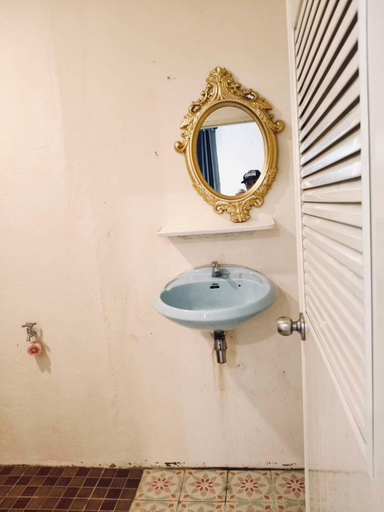 Bathroom 3, Lonely beach complex titanic hotel in beach shopping street markets ในศูนการค้าติดทะเล, Koh Chang