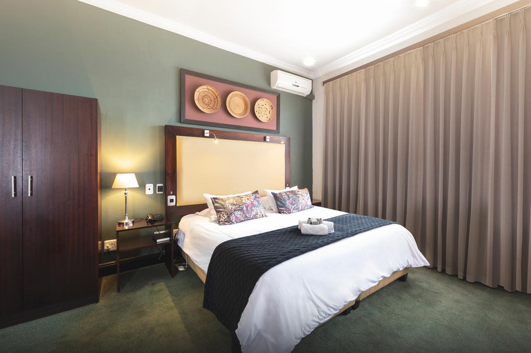 Bedroom 4, Graham Hotel, Cacadu