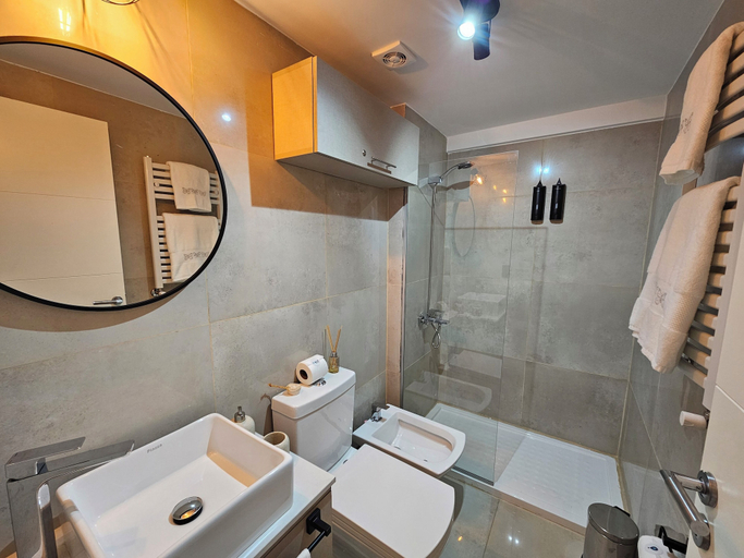 Bathroom, Edificio Vilena by InoutStays, Bariloche
