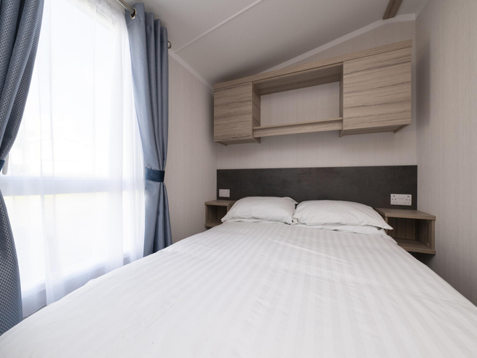 Bedroom 2, Sunsaver Caravan by Belvilla, Cornwall