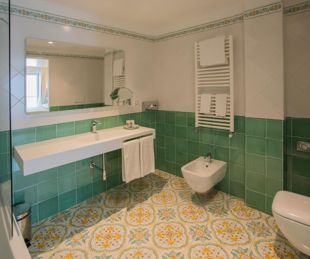Bathroom 4, Lloyd's Baia, Salerno