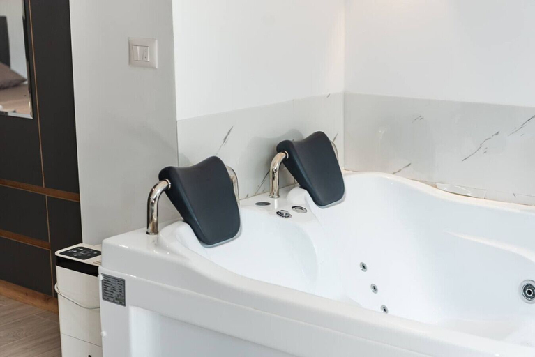 Room 2, Green Luxe Suite 2 Private Hot Tub, Shkodrës