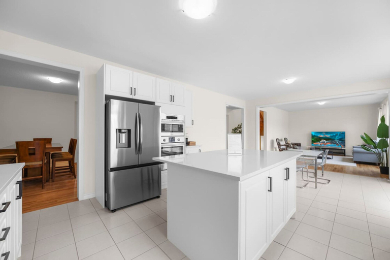 Room 2, Prime Peterborough 5BR Newly Renovated Home, Peterborough