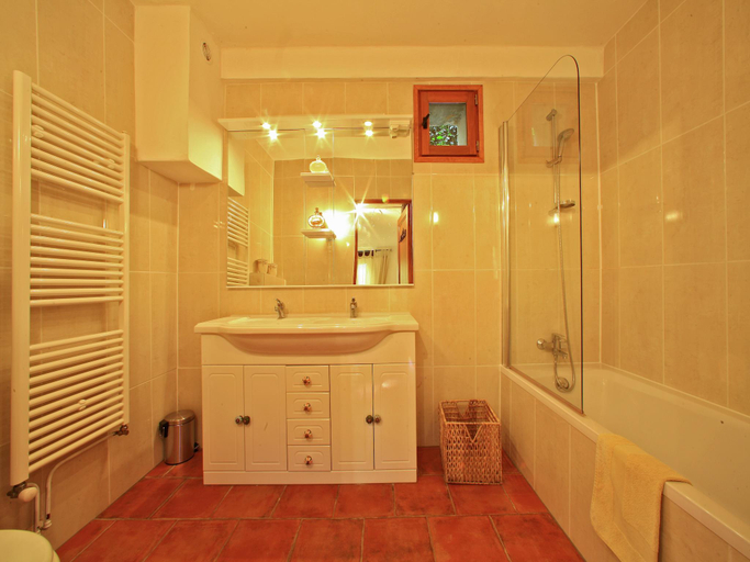 Bathroom, Stylish stay on a private estate with sauna, heated pool and bubble bath, Lot