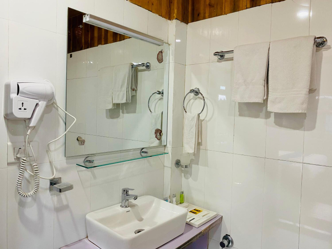 Bathroom 4, Hotel Easton Blue, Mechi
