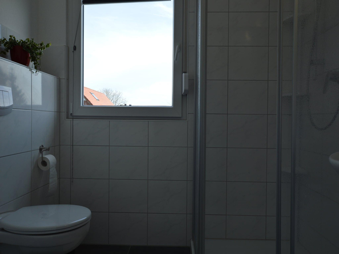 Bathroom 3, Central Rees Stay for Four, Kleve