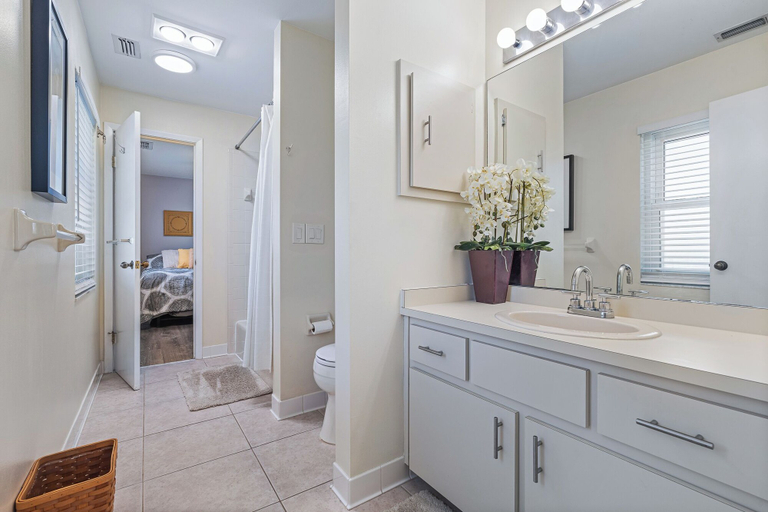 Room 2, 4BR Beach House Spacious Steps From Sand, Volusia