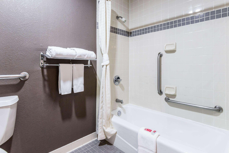 Bathroom 4, Econo Lodge Gainesville Downtown Area, Hall