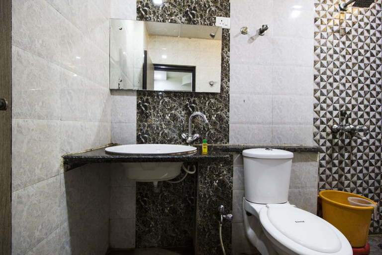Bathroom 3, Fabhotel Cruz Royale, Mumbai Suburban