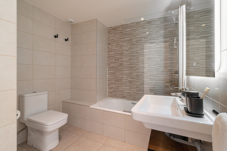 Bathroom 4, Port Forum Apartments By Olala Homes, Barcelona