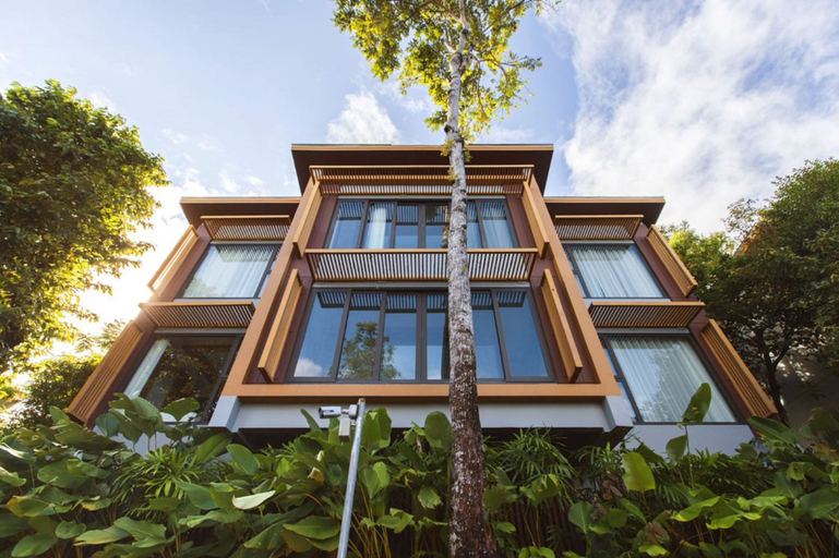 Exterior & Views