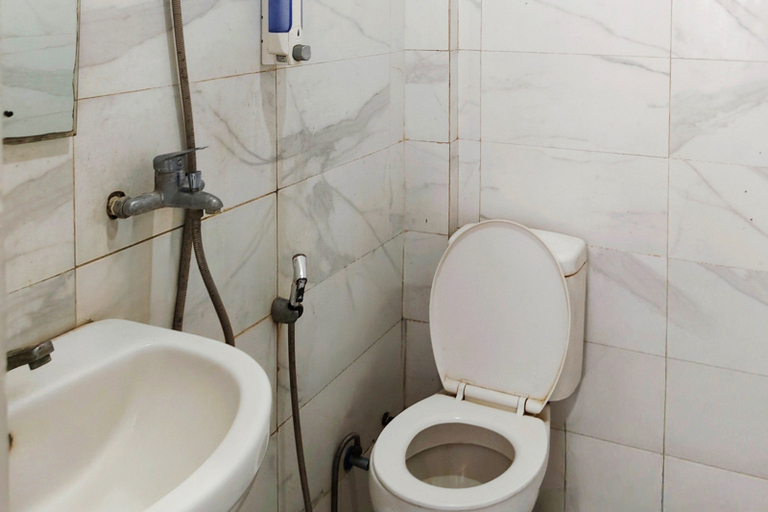 Bathroom, TwoSpaces Living at Nabila Semampir Homestay, Surabaya